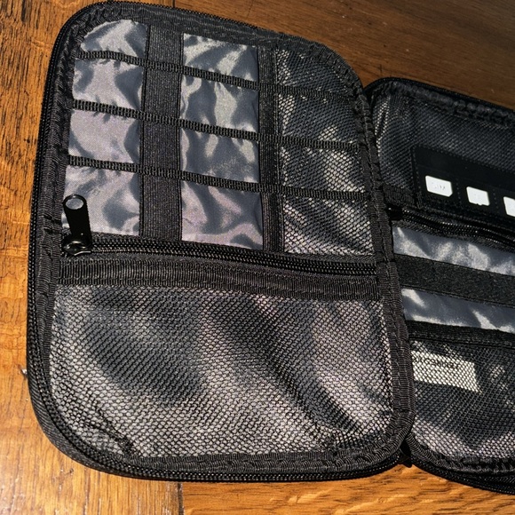 Bagsmart Tech Cable Organizer card game holder - Picture 9 of 10